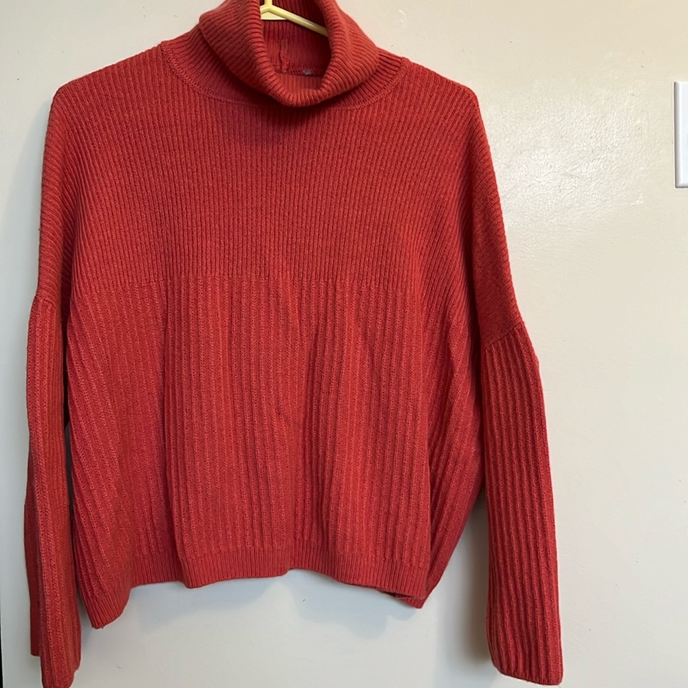 Coral cropped sweater made by Maria Bellentani. Made in Italy.